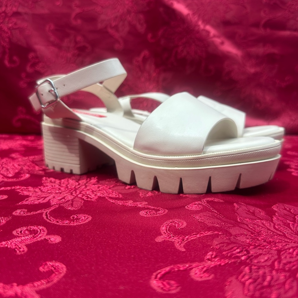 Elegant off-White Chunky Heel Sandals